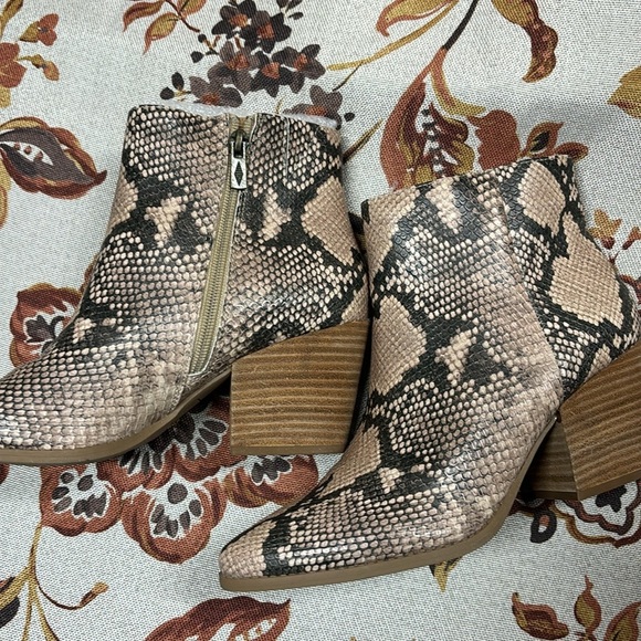 Sun + Stone Womens Ivory Snake Print Block Heel Pointed Toe Zip Ankle Boots Sz 8 - Picture 3 of 9